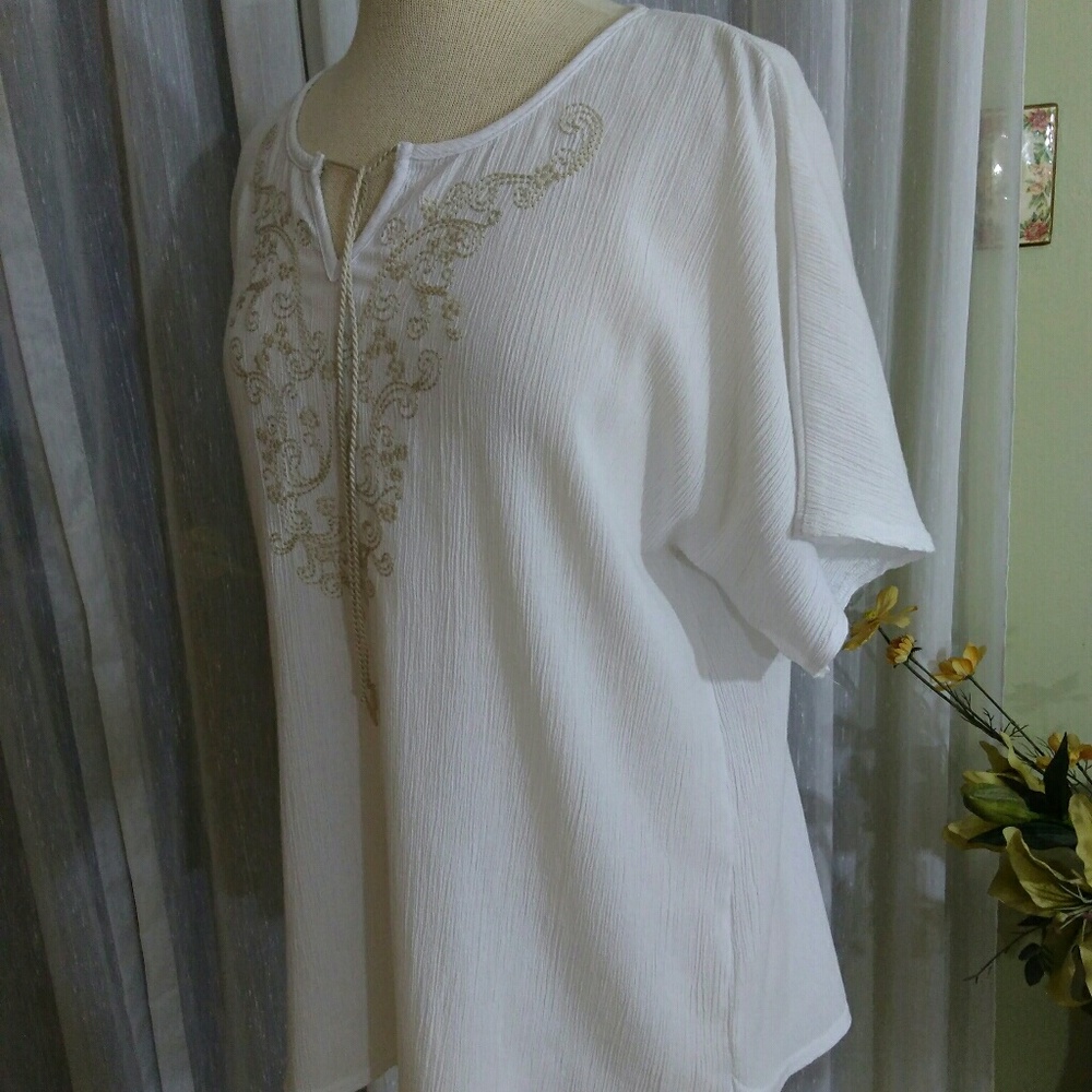 D & co size small tunic white with tan embroidery
